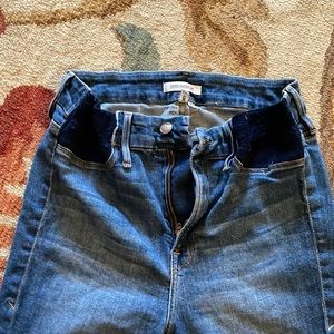 Good American Good Mama Stagger Side Insert Jeans